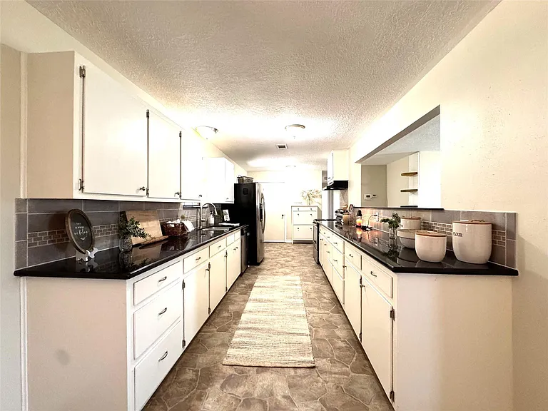 105 Magnolia Ln — Photo 3