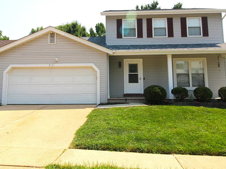 912 Oakwood Farms Ln — Photo 1
