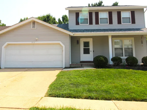 912 Oakwood Farms Ln, Ballwin, MO 63021