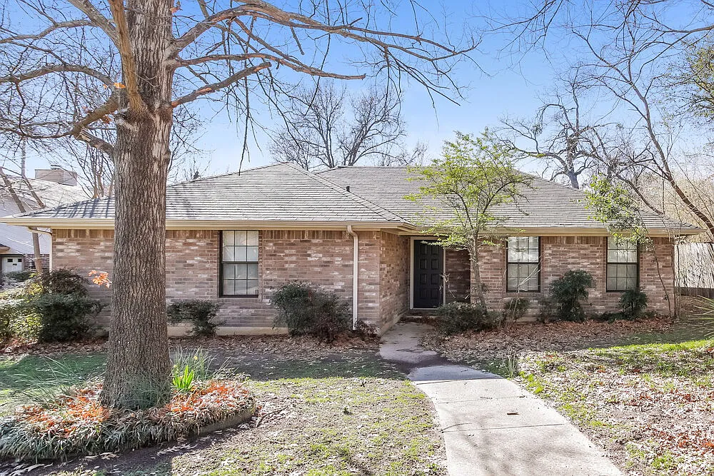 3 bed, 2.0 bath, 1249 sqft, $2,145 — Photo 1