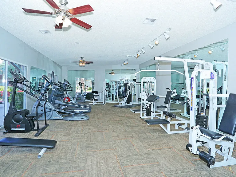 Sunset Pointe Apartments — Photo 10