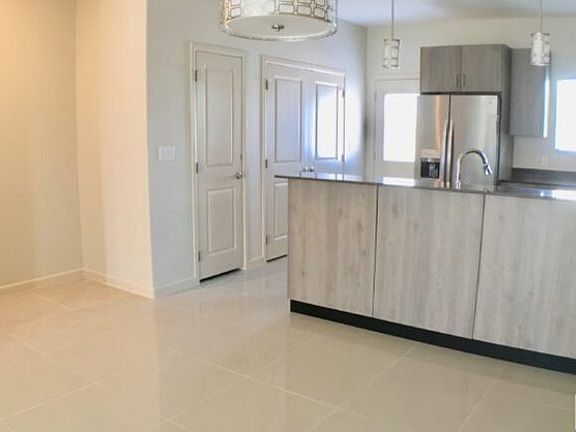 3rd image of 418 S Newport Ave #2