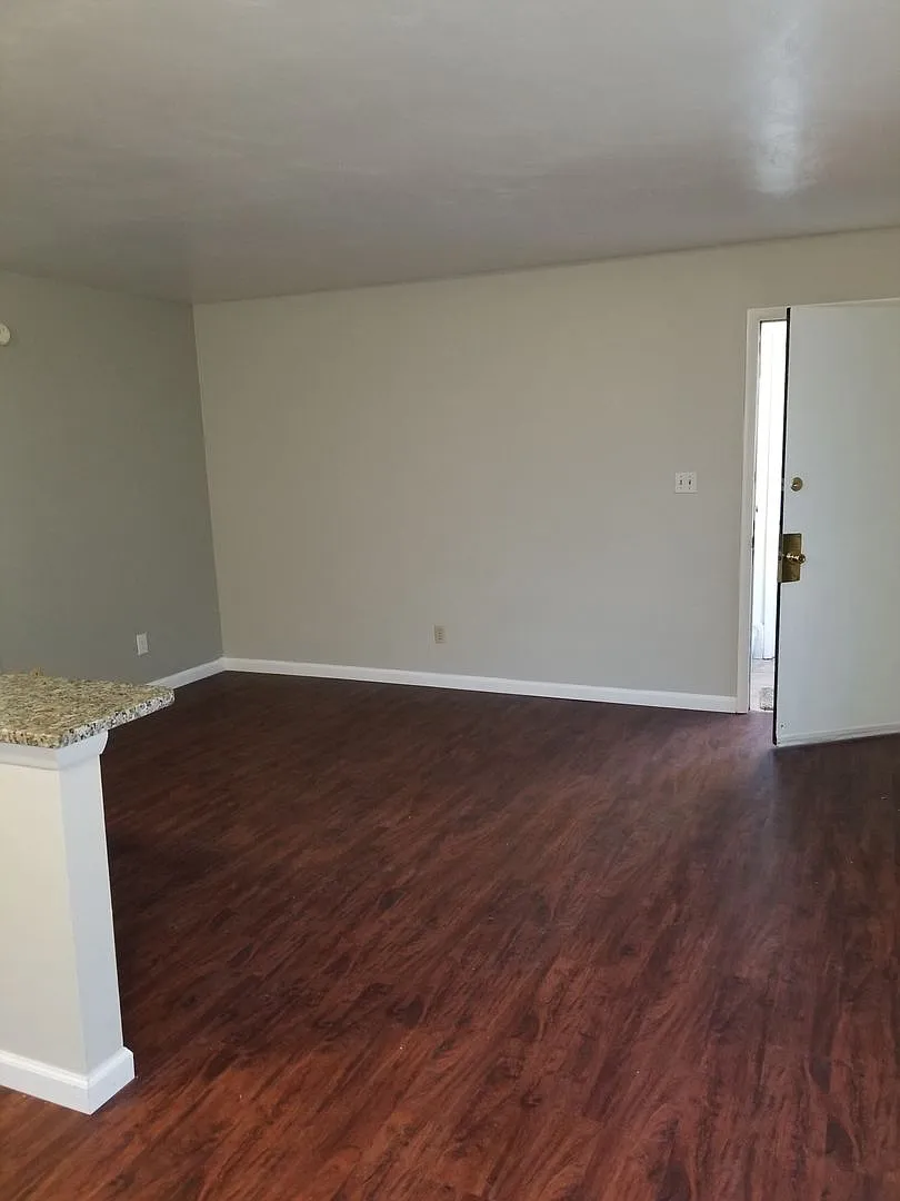 325 Ashlawn Drive — Photo 2
