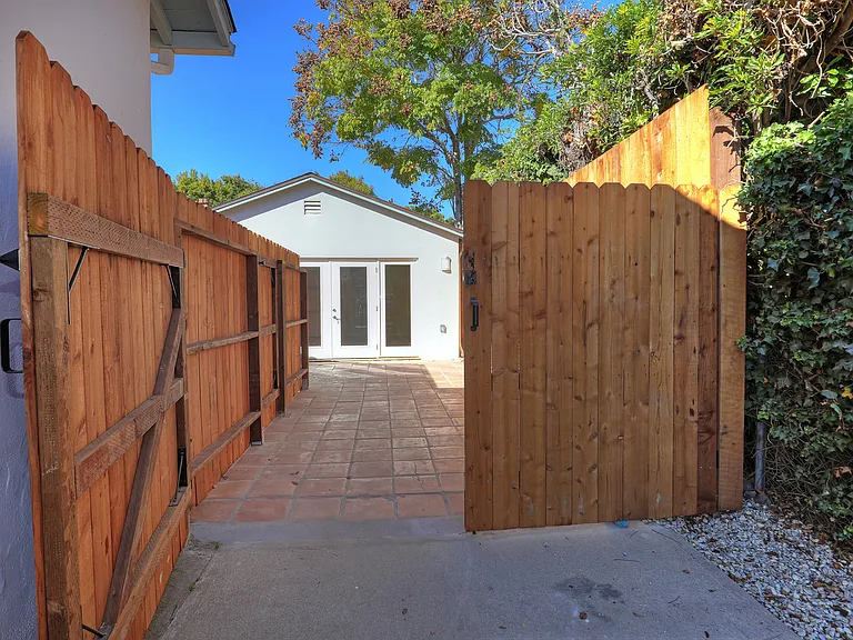 826 Alberta Ave — Photo 3