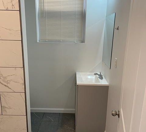 3rd image of 1618 W Erie Ave Floor 2