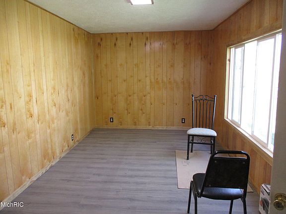 4th image of 2039 Lewis Dr
