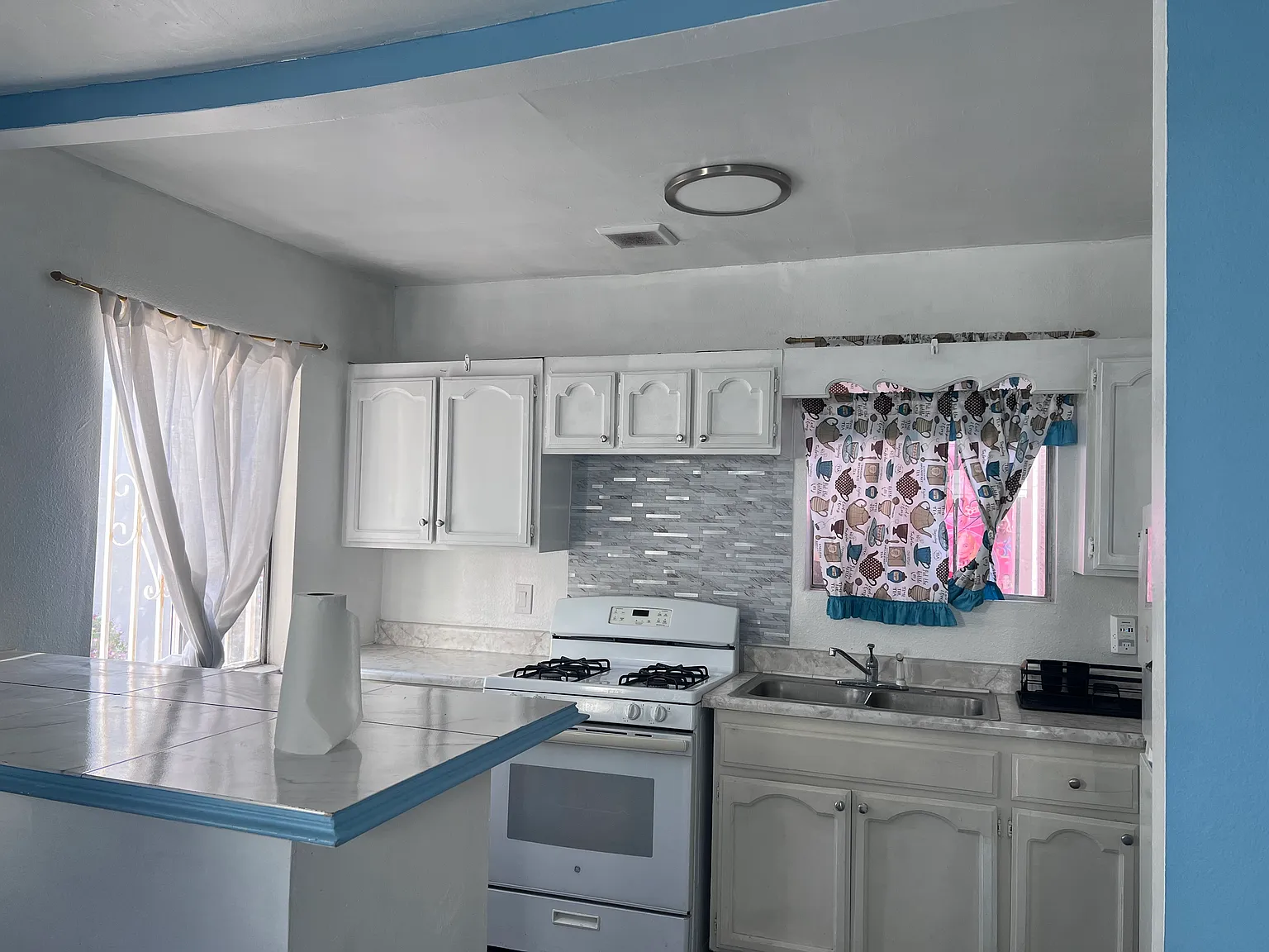 Studio, 700 sqft, $1,500 — Photo 2