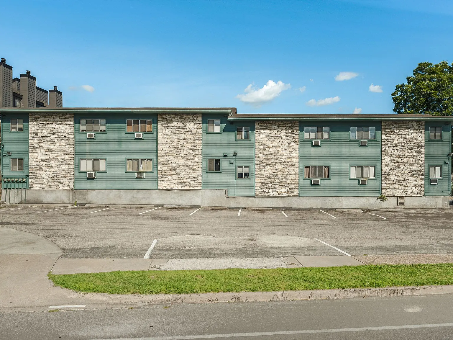 Elmwood Pl. Apts. — Photo 2
