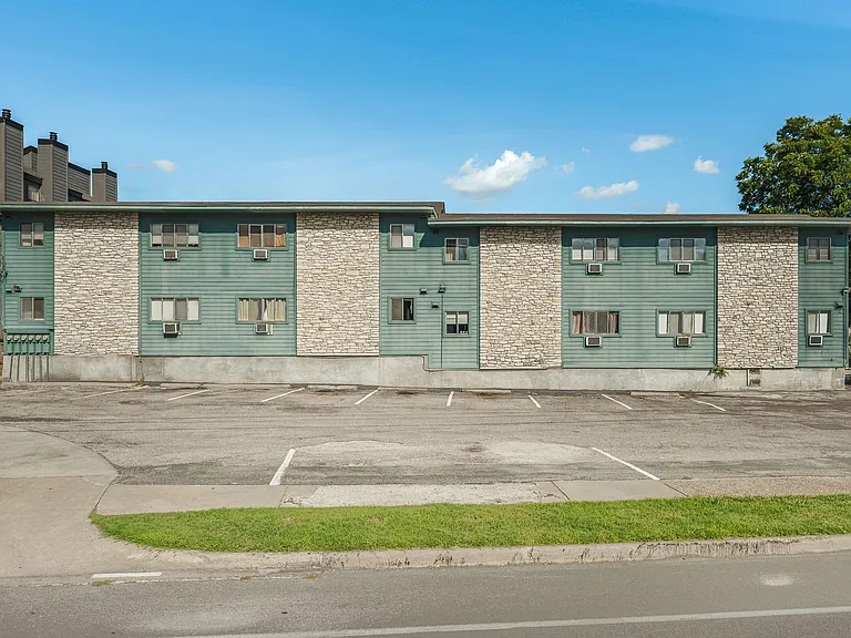 Elmwood Pl. Apts. — Photo 2