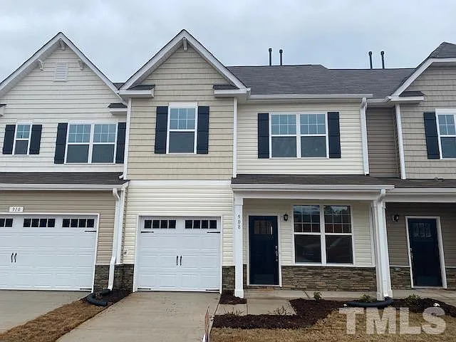 904 Hillman Ln — Photo 2