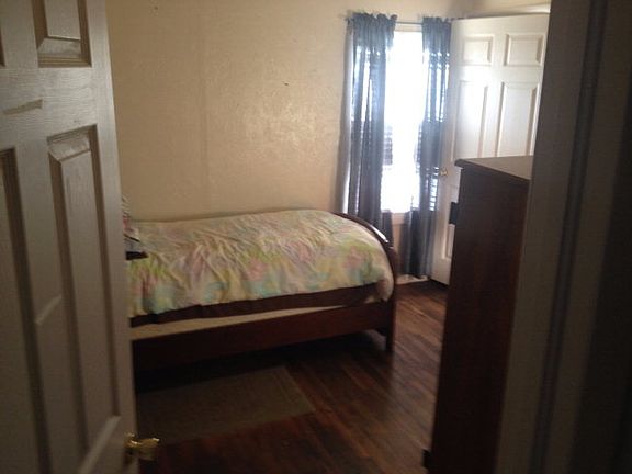 4th image of 407 NE Ave E