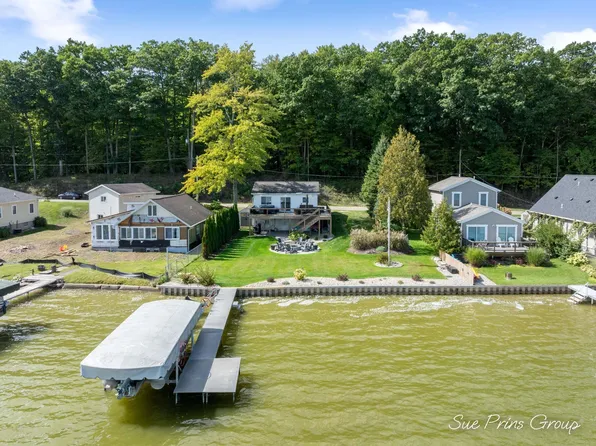 9254 S Redwood Dr, Newaygo, MI 49337