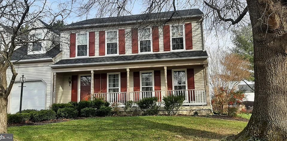 Lovely 3 level Hampton Oaks Home