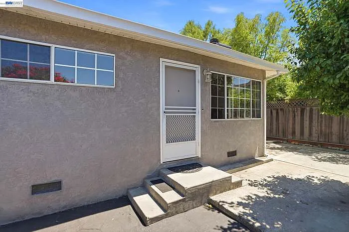 1318 Hudson St — Photo 3