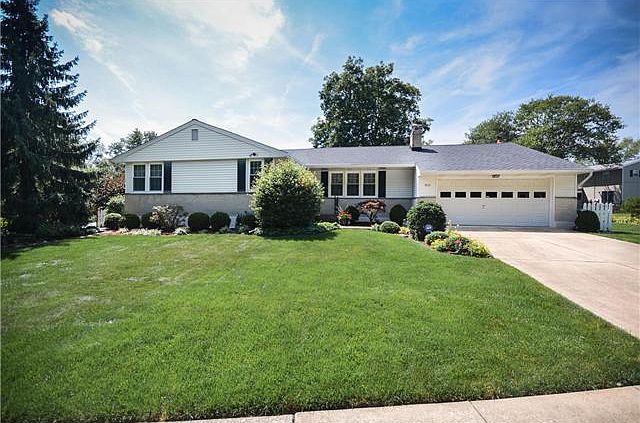 Neutral 3BR, 2BA ranch: 2-car garage, addition