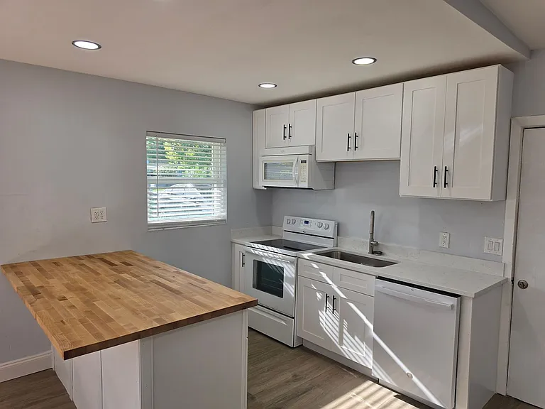 1004 Catherine St — Photo 13