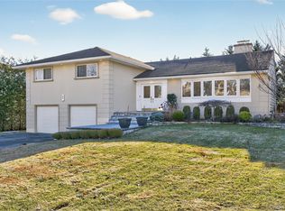 1 Peppermill Road, Roslyn, NY 11576