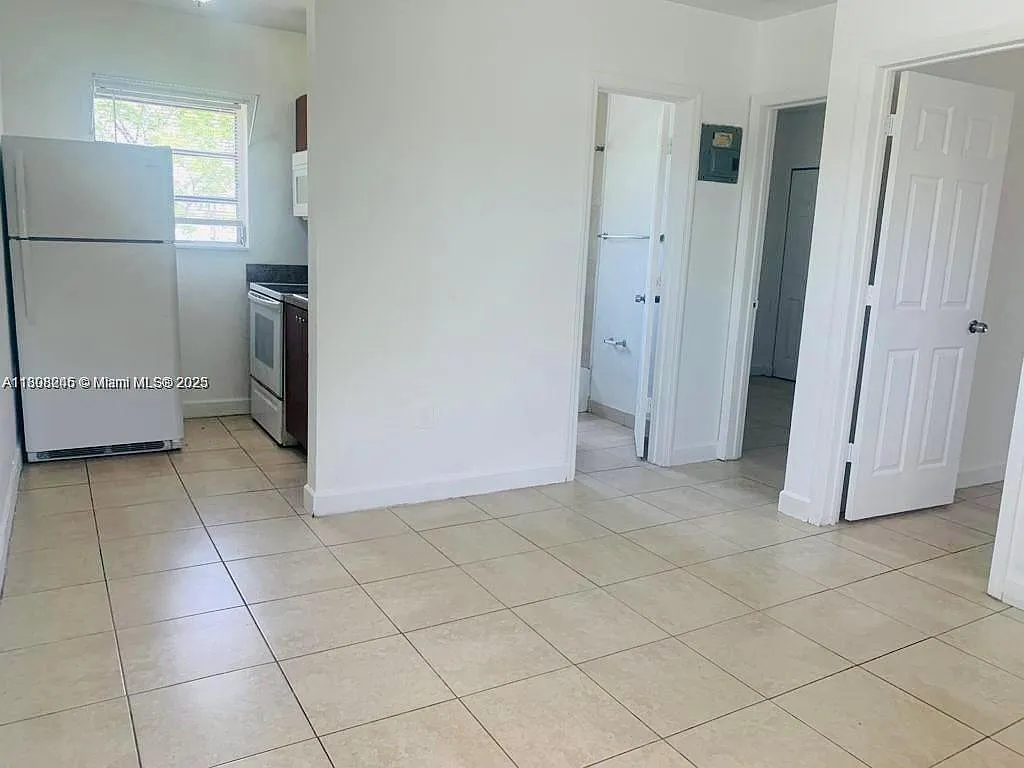 2 bed, 1.0 bath, 800 sqft, $1,800 — Photo 3