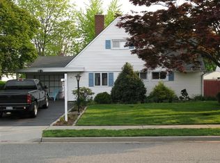 15 Straw Ln, Hicksville, NY 11801