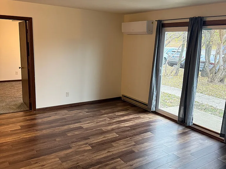 Immaculate Updated 1 Bedroom with 1 Bath — Photo 13