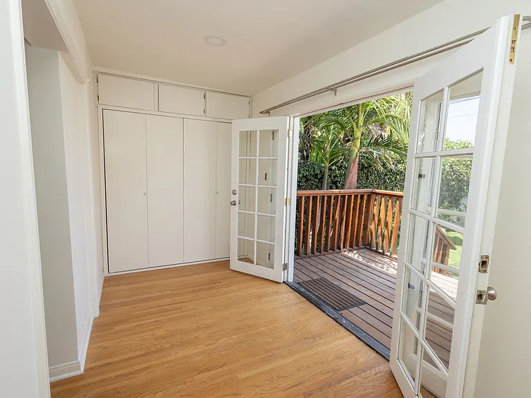 446 S La Peer Dr — Photo 13