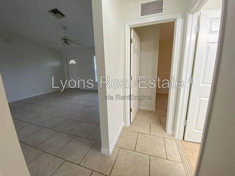 1703 NE 17th St — Photo 9