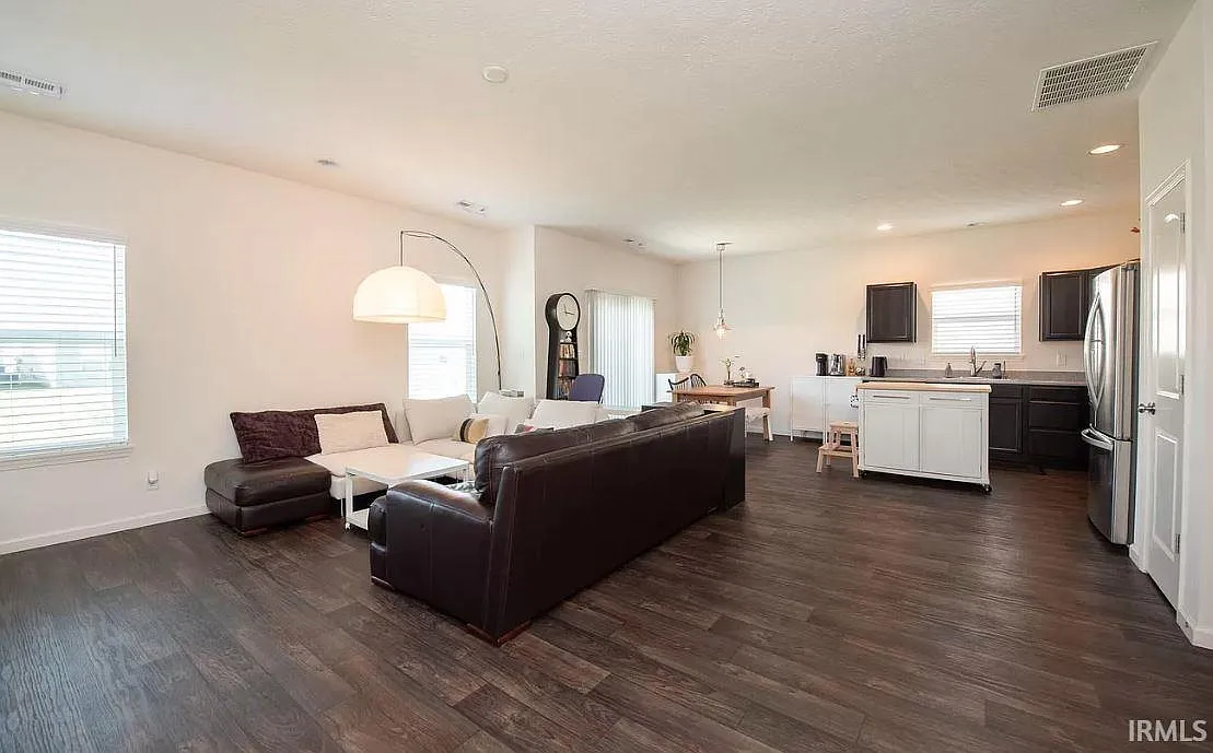 3 bed, 2.0 bath, 1386 sqft, $1,895 — Photo 3