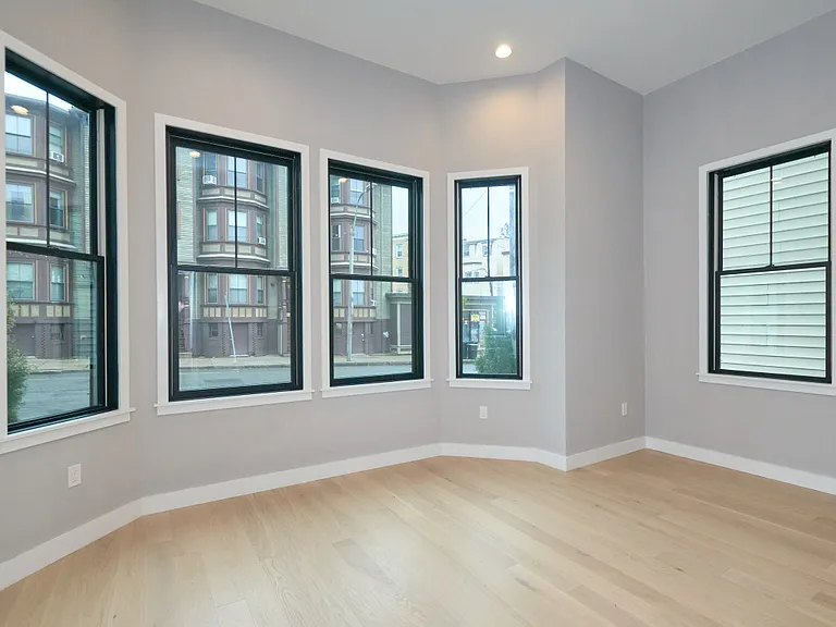 360 Meridian St #5 — Photo 5