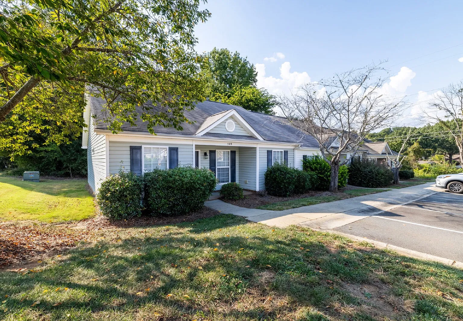 3 bed, 2.0 bath, 1050 sqft, $1,900 — Photo 1
