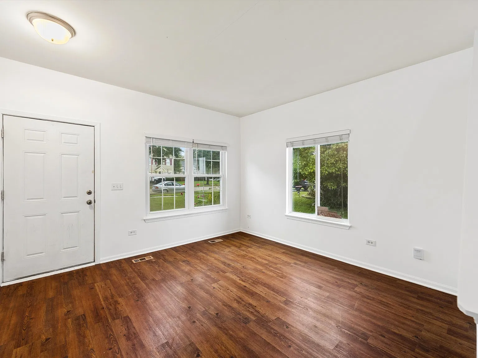 3 bed, 2.5 bath, 1382 sqft, $1,300 — Photo 2