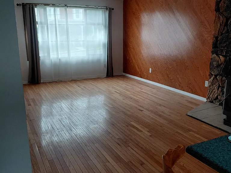 404 W Sample St — Photo 2