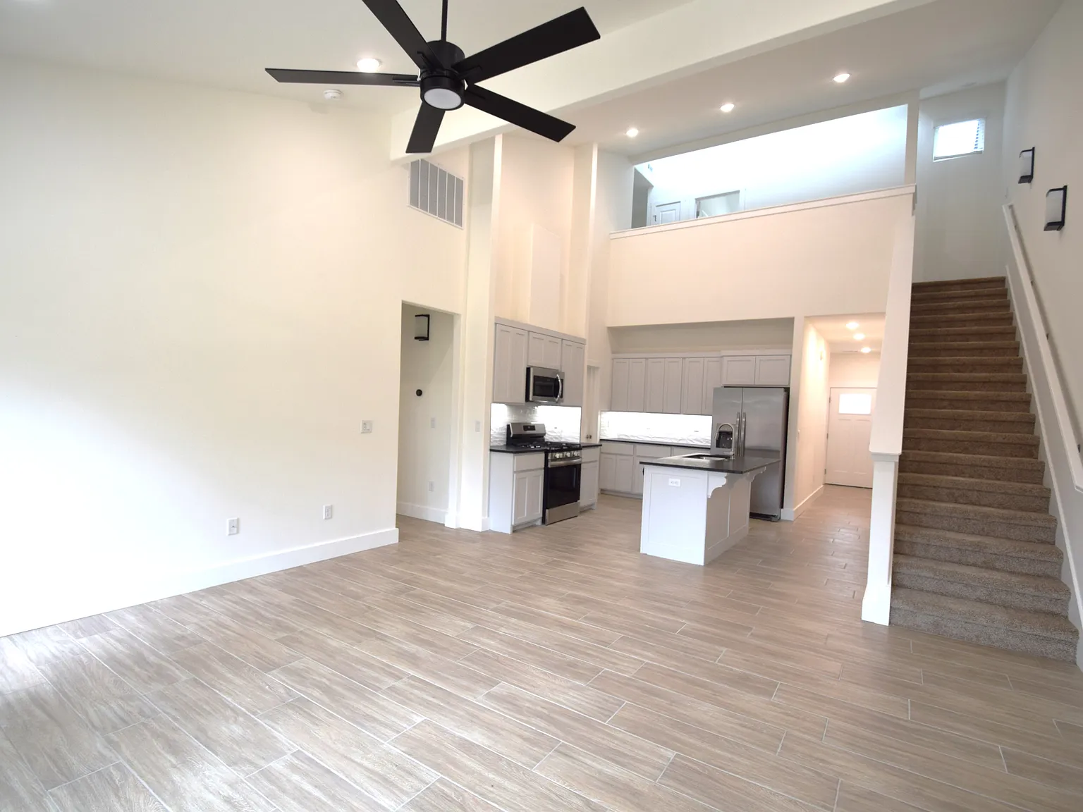 3 bed, 2.5 bath, 1601 sqft, $1,800 — Photo 3