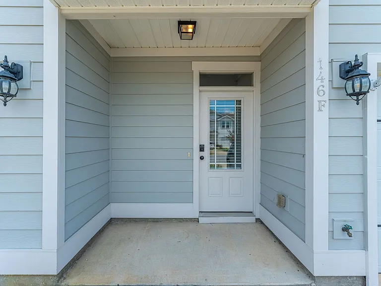 146 Crossing Lane F Santa — Photo 3