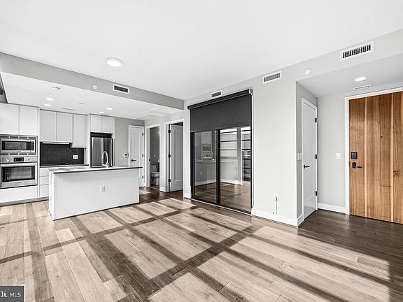 3rd image of 1300 4th St SE Unit 901