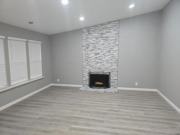 3rd image of 2865 Higgins Road