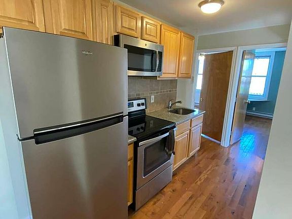 3rd image of 487 Union St #3