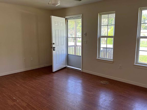 3rd image of 923 NE Coldwater Ave