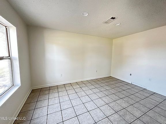 4th image of 4813 King James Dr