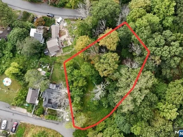 2 Roberts Pl, Stanhope, NJ 07874