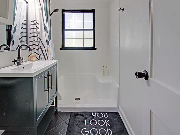 5th image of 1529 E 45th Pl