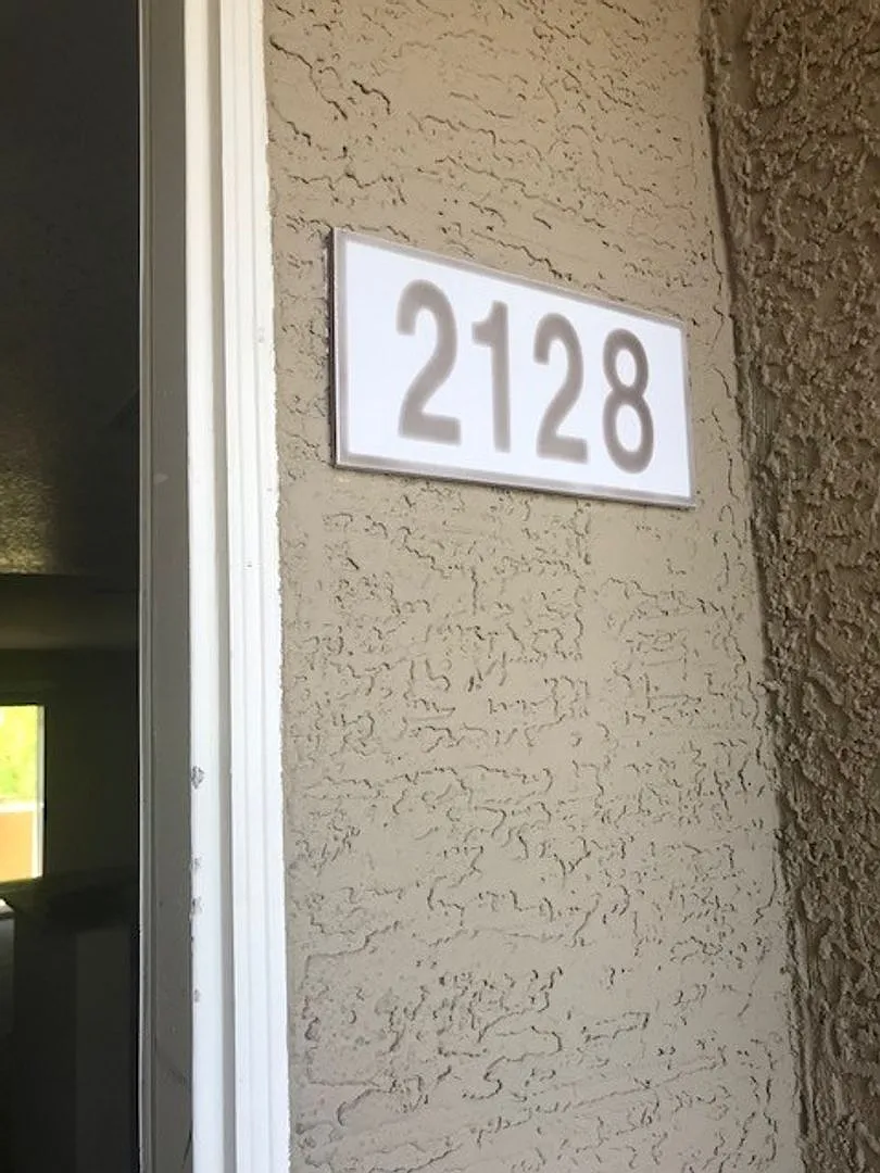 Spacious second floor condo! — Photo 1