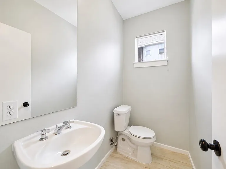 616 Lester St — Photo 24