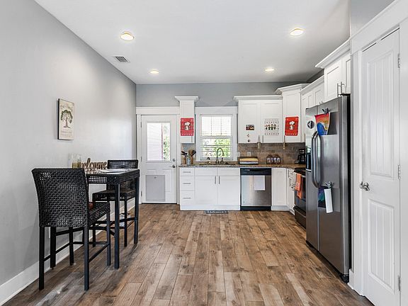 2nd image of 431 Paradise Blvd