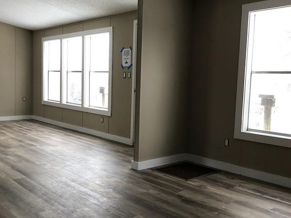 3rd image of 111 Greenfields Dr