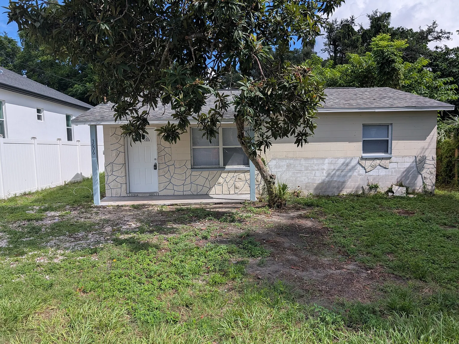 Charming 2BR/1BA Single-Family Home with Large Yard | Minutes to I-4 & Downtown Tampa — Photo 1