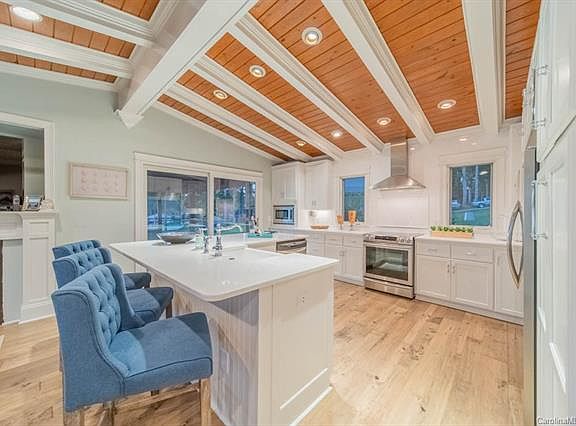 4th image of 124 Little Acorn Ln