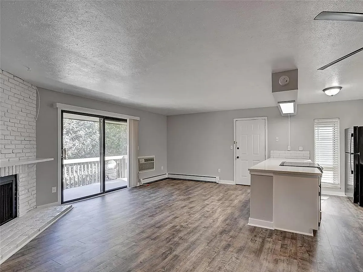 Building Photo - 695 Manhattan Dr #220