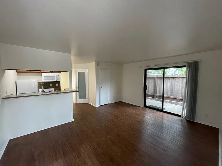 423 W Gutierrez St #11 — Photo 1