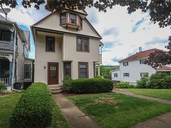 3rd image of 211 W 1st St