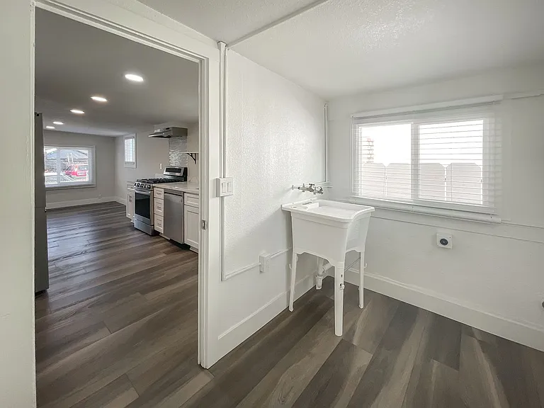 1251 Olympia Ave — Photo 5